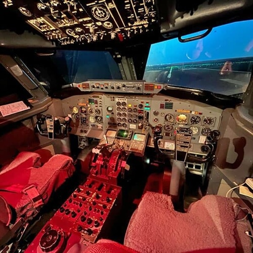 Full Motion 737 Simulator Cambridgeshire - Simulator Deck Full Motion 737 Simulator Cambridgeshire - Simulator Deck