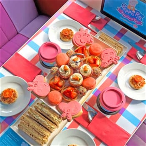 Peppa Pig Afternoon Tea London Bus Tour - Peppa Pig Table Goodies Peppa Pig Afternoon Tea London Bus Tour - Peppa Pig Table Goodies