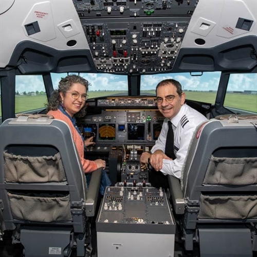 737 Simulator Luton - Pilots in cockpit 737 Simulator Luton - Pilots in cockpit